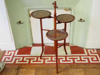 Vente aux enchères Desserte en marqueterie à trois plateaux. H 81 cm.