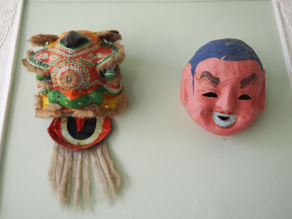Vente aux enchères 2 masques Chinois en papier maché et composition.