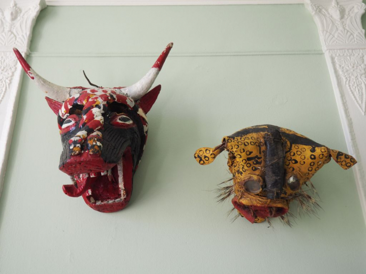 2 masques Mexicains en papier maché et composition.