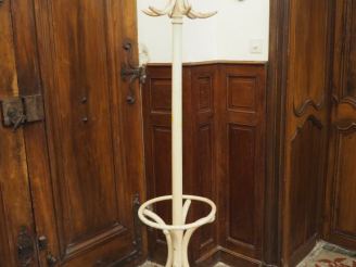 Vente aux enchères Portemanteau en bois peint. H. 200 cm. (usures).