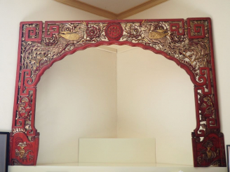 Vente aux enchères Encadrement de porte Extrême-orient en bois laqué et ajouré à décor de