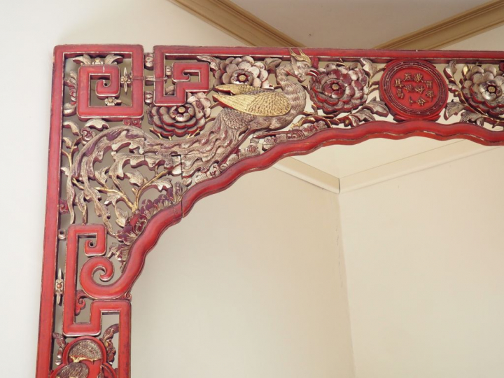 Encadrement de porte Extrême-orient en bois laqué et ajouré à décor de