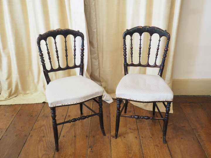 Paire de chaises de style Napoléon III en bois laqué noir garniture de