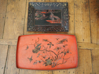 Vente aux enchères Suite de deux plateaux en bois laqué extrême-orient à décor d'oiseaux 