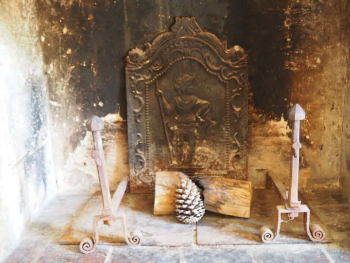 Paire de chenets en fer forgé et une plaque de cheminée en fonte à déc