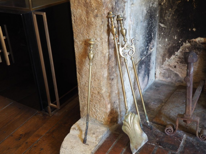 3 différents accessoires de cheminée en fer forgé