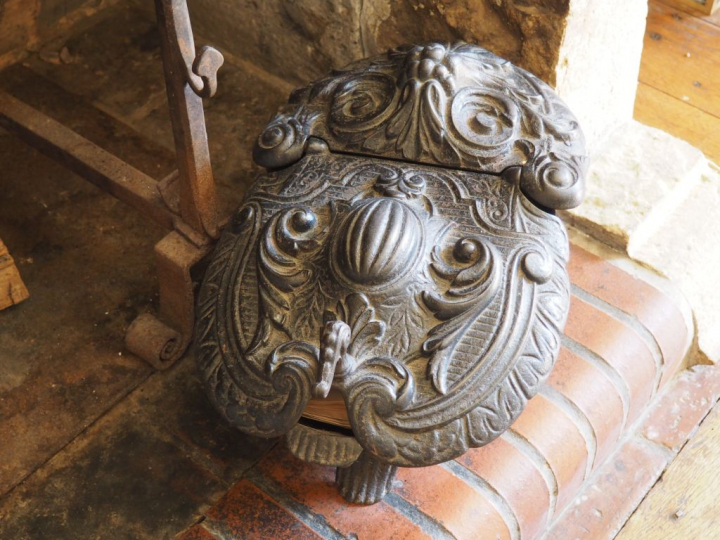 Pot à cendres en fonte XIXème à décor d'un blason et de rinceaux. Dim 