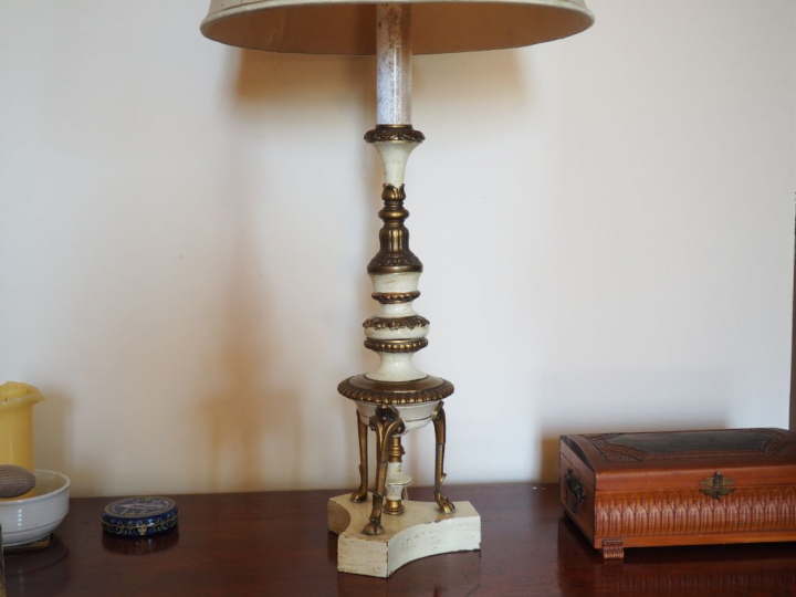 Lampe en bronze laqué blanc et patiné. H. 100 cm.