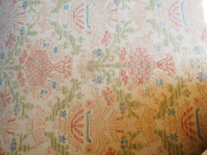 Grand tapis en laine fond clair. Dim. 490 x 338 cm.