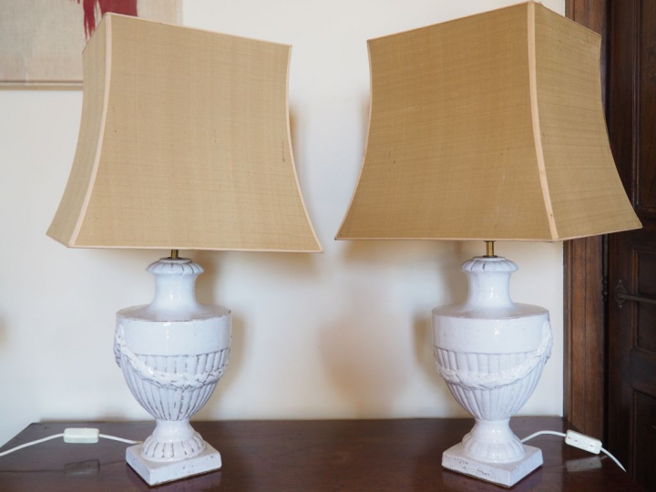 Paire de lampes en terre vernissée blanche.