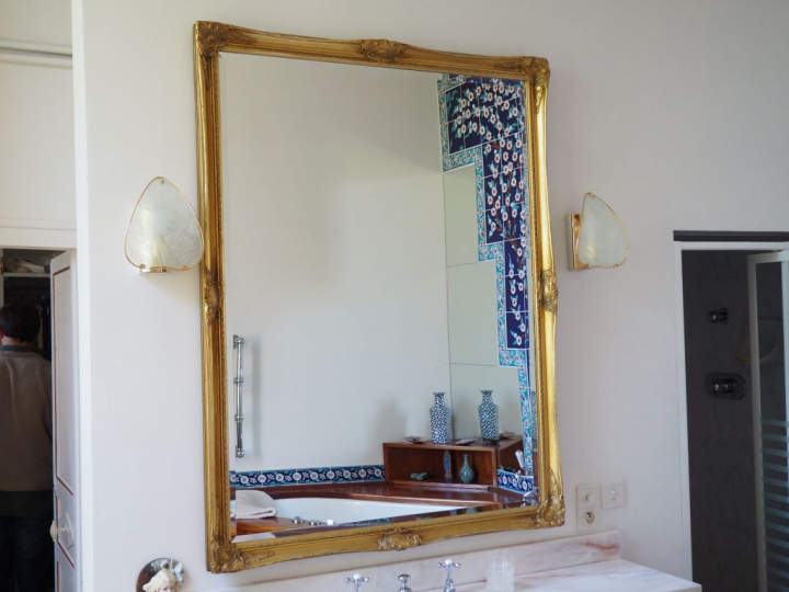 Paire de miroirs de style Louis XV en bois doré.  Dim. 134 x 102 cm.