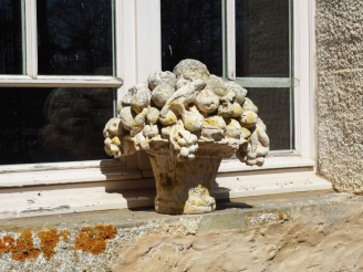 Vente aux enchères Suite de 4 corbeilles de fruits en trompe l’œil en pierre sculptée. H.