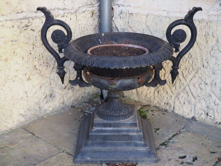 Grande jardinière en fonte. H. 92 cm. (accidents)