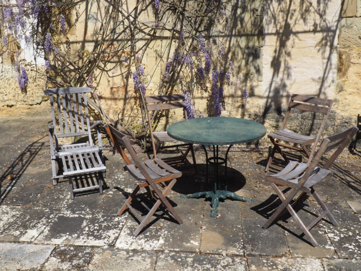 Une table de jardin en métal, on y joint 5 chaises de jardin et une ch