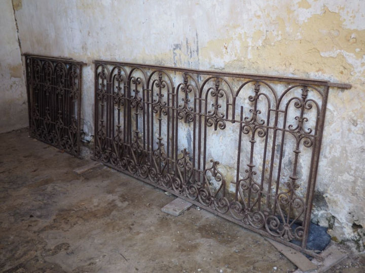 3 grilles en fer forgé Dim. 242 x 92 cm Dim. 130 x 93 cm. (manques)