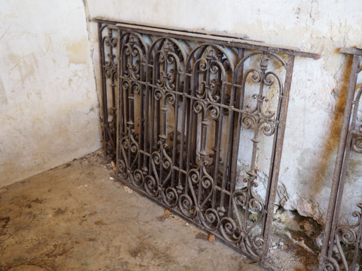 3 grilles en fer forgé Dim. 242 x 92 cm Dim. 130 x 93 cm. (manques)