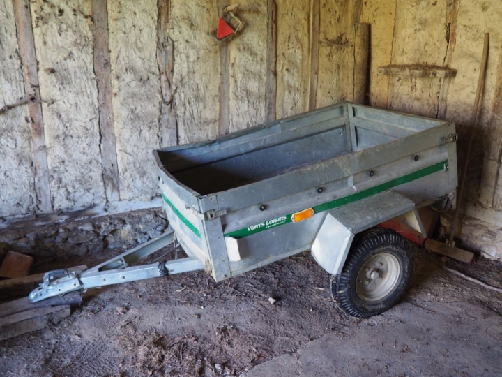 Petite remorque routière.