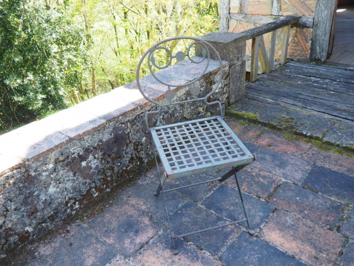 8 chaises de jardin en fer forgé et tôle à décor ajouré.