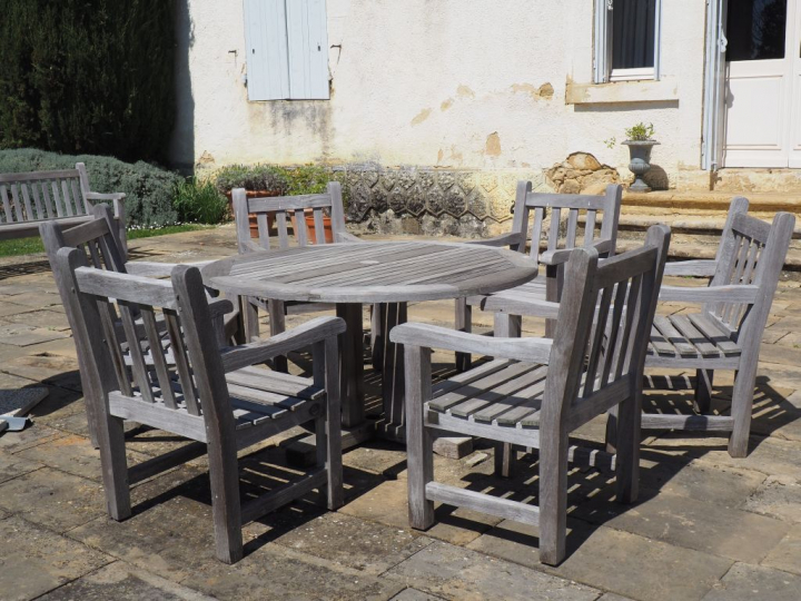Mobilier de salon de jardin en teck. Comprenant : un banc et 6 fauteui