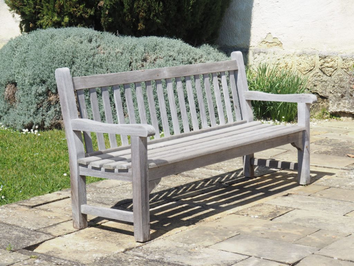 Mobilier de salon de jardin en teck. Comprenant : un banc et 6 fauteui