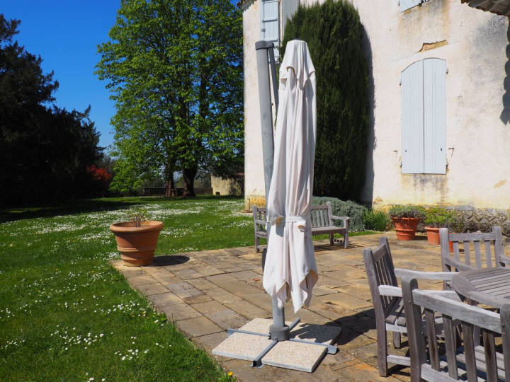 Un grand parasol à crémaillère.