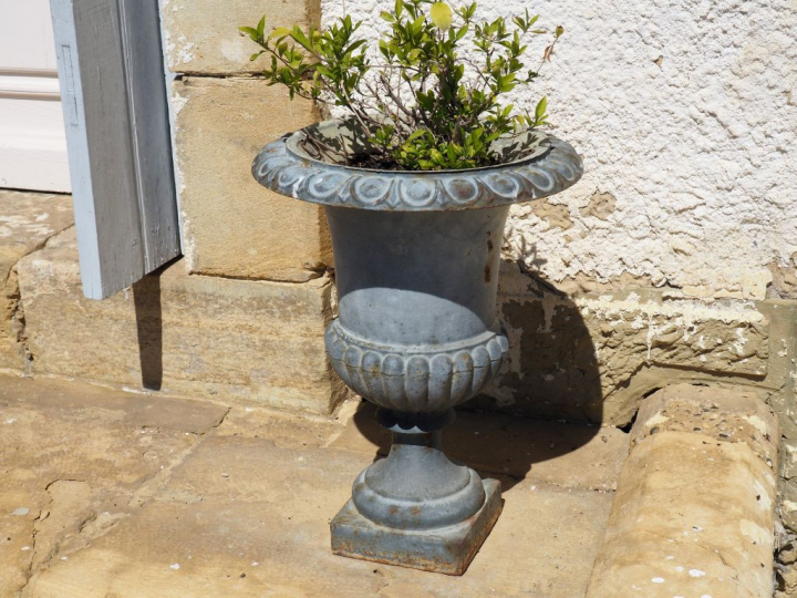 Paire de vases Medicis en fonte. Dim. 45 cm