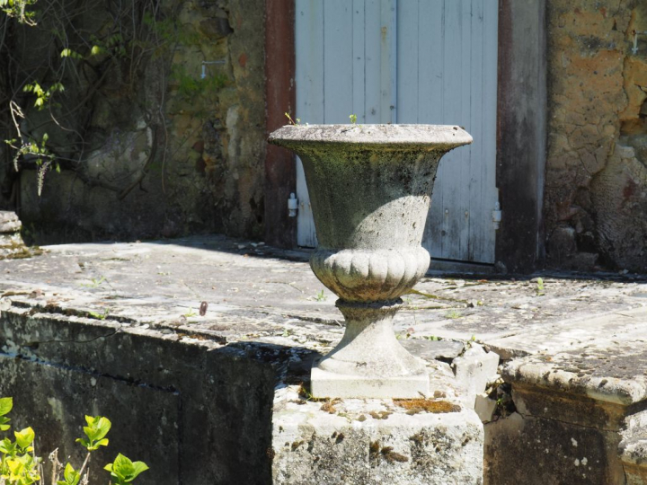 Suite de 6 vases Medicis en ciment. Dim. 66 x 52 cm. (Un cassé restaur