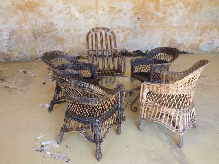 Mobilier de Jardin : comprenant 4 fauteuils en rotin, on y joint une t