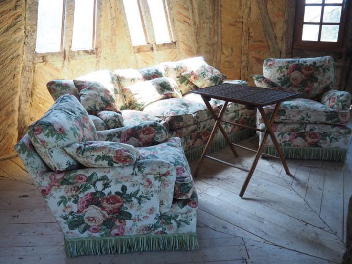 Mobilier de salon garniture de tissu à décor de fleurs polychromes com