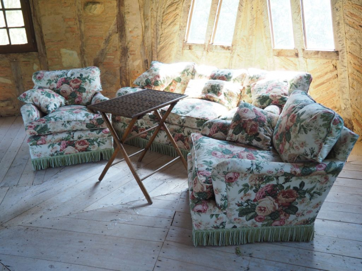 Mobilier de salon garniture de tissu à décor de fleurs polychromes com