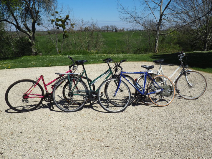 4 velos dont 1 Gazelle et 1 Batavius.