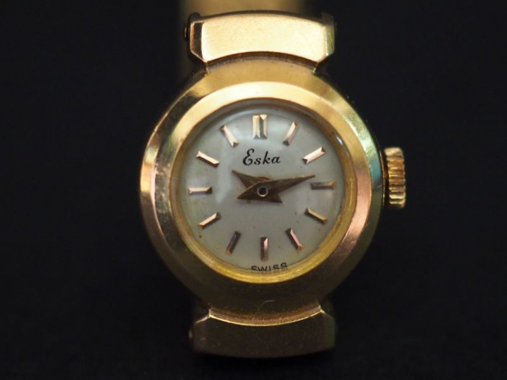 ESKA Montre bracelet de dame, boitier et bracelet en or jaune. Cadran 