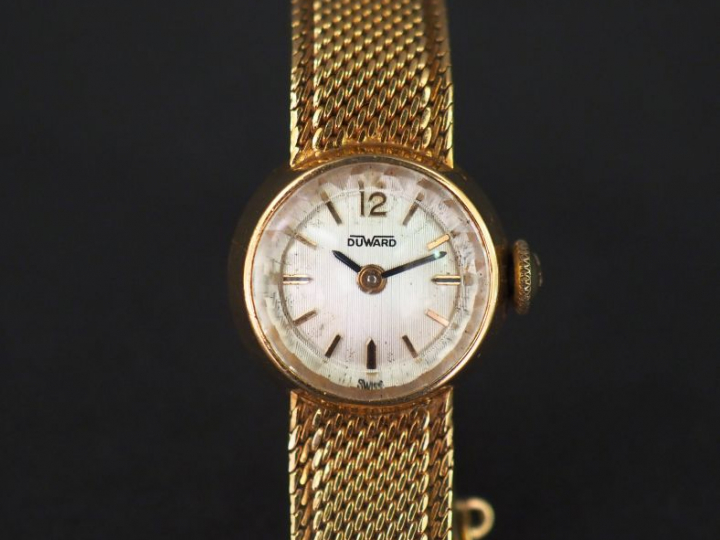 DUWARD Montre bracelet de dame, boitier et bracelet en or jaune.  Boit