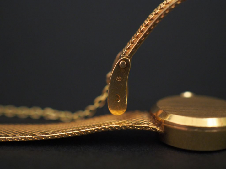 DUWARD Montre bracelet de dame, boitier et bracelet en or jaune.  Boit