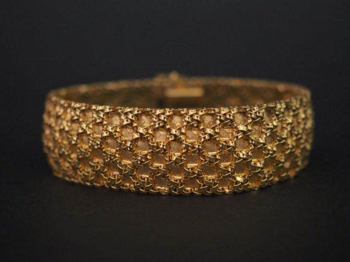 Bracelet manchette en or jaune, maille souple tressée. Long. 2,2 cm La