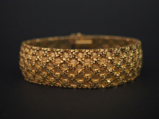 Vente aux enchères Bracelet manchette en or jaune, maille souple tressée. Long. 2,2 cm La