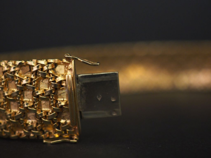 Bracelet manchette en or jaune, maille souple tressée. Long. 2,2 cm La