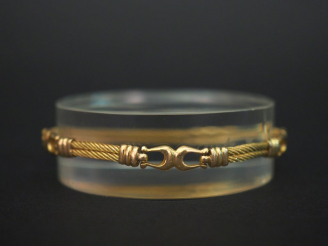 Vente aux enchères Bracelet articulé en or jaune, à décor d’étriers alternés de maillons 