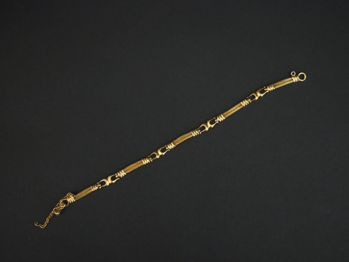 Bracelet articulé en or jaune, à décor d’étriers alternés de maillons 