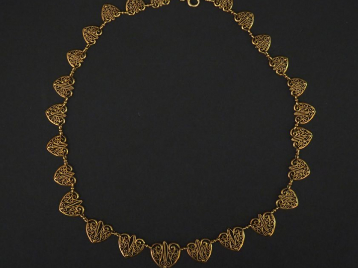 	Collier en or jaune, à décor de maillons filigranés en forme de coeur