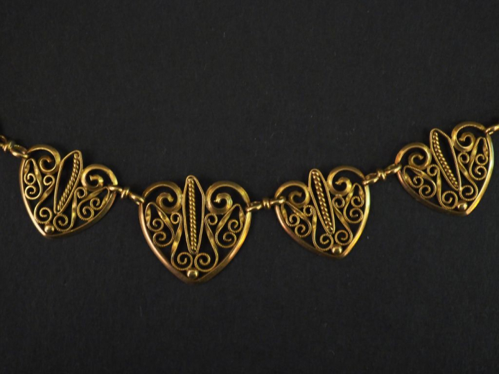 	Collier en or jaune, à décor de maillons filigranés en forme de coeur