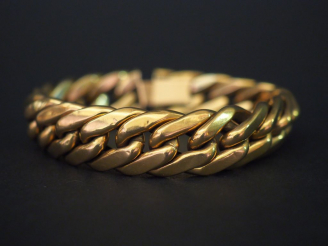 Vente aux enchères Bracelet articulé en or jaune, maille gourmette. Long. 18,5 cm Poids. 