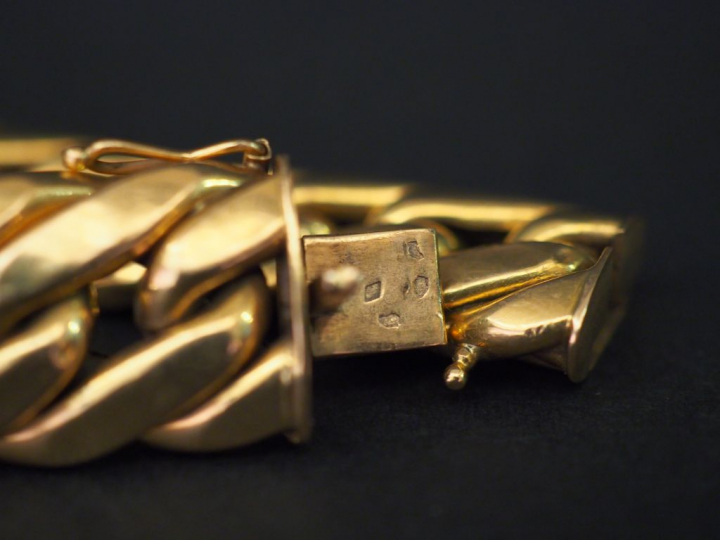 Bracelet articulé en or jaune, maille gourmette. Long. 18,5 cm Poids. 