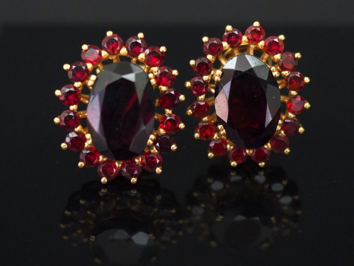 Paire de perces oreilles en or jaune en forme de fleurs, serties de gr