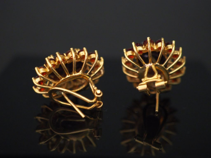 Paire de perces oreilles en or jaune en forme de fleurs, serties de gr