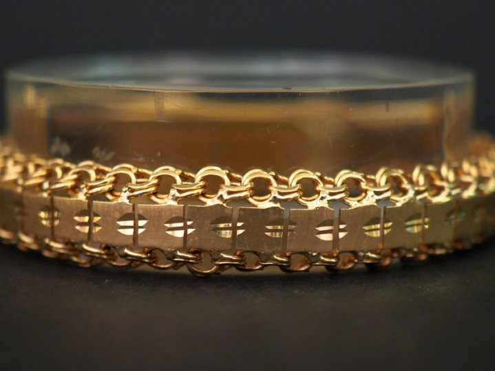 Bracelet articulé en or jaune, maille carrée et entrelacée. Chainette 