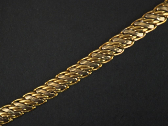 Vente aux enchères Bracelet articulé deux tons d'or, maille tressée.  Long. 19,5 cm Poids