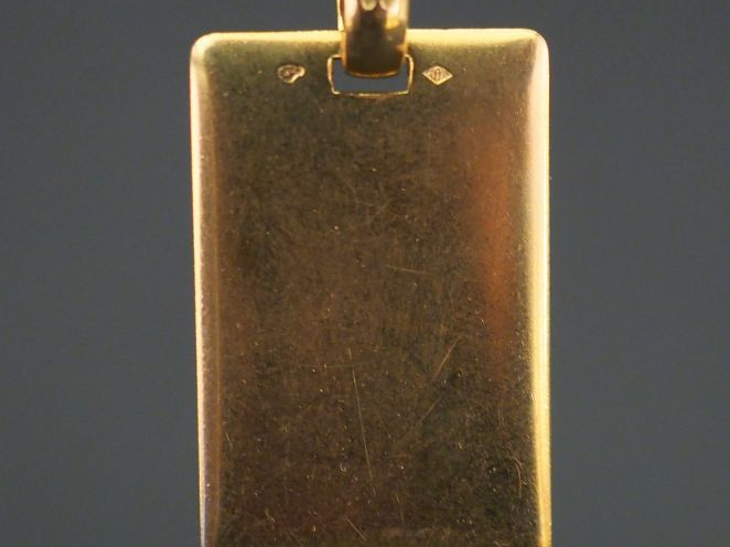 Pendentif rectangulaire en or jaune, gravée O RH-. 2,8 x 1,8 cm Poids.