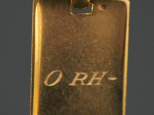 Pendentif rectangulaire en or jaune, gravée O RH-. 2,8 x 1,8 cm Poids.