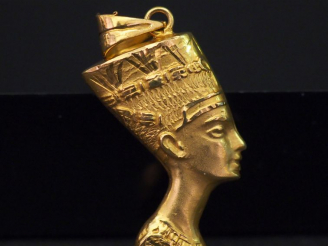 Vente aux enchères 	Pendentif de style égyptien en or jaune. H. 3 cm Poids. 21,03 g